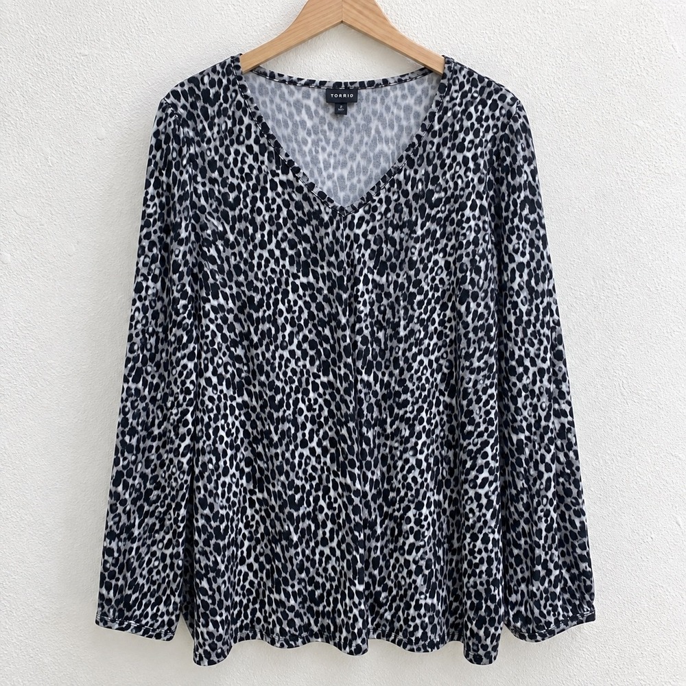Torrid Leopard Print V-Neck Long Sleeve Top Size 2 Black White Animal Blouse